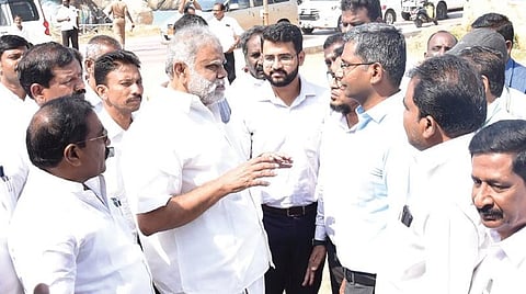 கன்னியாகுமரியில் சூரிய அஸ்தமன மையம் பகுதியில் புதிதாக அமைக்கப்பட்டுள்ள சுகாதார வளாகத்தை ஊரக வளர்ச்சித்துறை அமைச்சர் ஐ.பெரியசாமி நேற்று பார்வையிட்டார் . உடன் மாவட்ட ஆட்சியர் ஸ்ரீதர் .