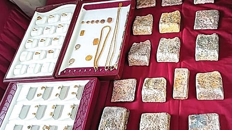 கொள்ளையனிடம் இருந்து பறிமுதல் செய்யப்பட்ட பொருட்கள்.