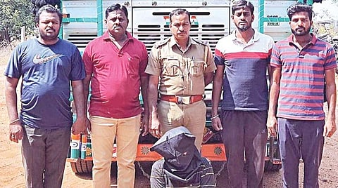 திருவண்ணாமலை ஏடிஎம் கொள்ளை வழக்கில் கன்டெய்னர் லாரியுடன் 6-வது நபரான சிராஜுதீனை தனிப்படை போலீஸார் கைது செய்துள்ளனர்.
