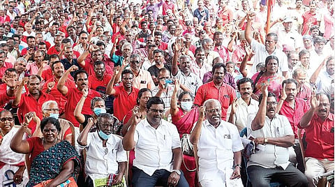 பயண கட்டணம் அதிகரிக்கும் மின்சார பேருந்து திட்டத்தை கைவிட வேண்டும்: அரசு போக்குவரத்து ஊழியர் சம்மேளனம் வலியுறுத்தல்