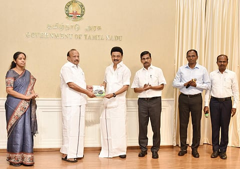 உணவுப் பாதுகாப்பை உறுதி செய்யவும், நஞ்சற்ற இயற்கை வேளாண்மையை ஊக்குவிக்கும் வகையிலும் தமிழ்நாடு அங்கக வேளாண்மை கொள்கையை முதல்வர் ஸ்டாலின் சென்னை தலைமைச் செயலகத்தில் நேற்று வெளியிட்டார். வேளாண்மை, உழவர் நலத் துறை அமைச்சர் எம்ஆர்கே பன்னீர்செல்வம், தலைமைச் செயலர்  இறையன்பு, வேளாண் துறை செயலர் சமயமூர்த்தி, துறை இயக்குநர் அண்ணாதுரை, தோட்டக்கலை, மலைப் பயிர்கள் துறை இயக்குநர் பிருந்தாதேவி உள்ளிட்டோர் உடன் இருந்தனர்.