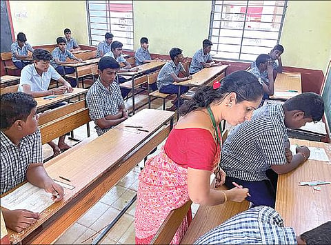 தமிழகம் முழுவதும் பிளஸ் 1 பொதுத்தேர்வு நேற்று தொடங்கியது. சென்னை அஸ்தினாபுரம் அரசு பள்ளியில் தேர்வெழுத தயாரான மாணவர்கள்.படம்: எம்.முத்துகணேஷ்