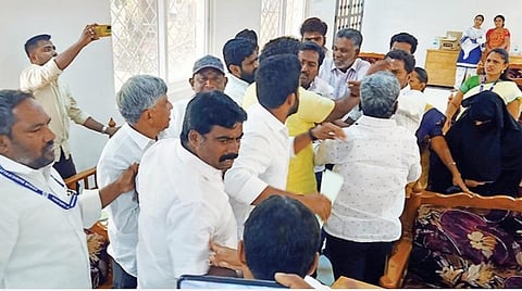 ஆம்பூர் நகராட்சியில் நேற்று நடந்த மன்ற கூட்டத்தில் திமுக-அதிமுக கவுன்சிலர்களிடையே தள்ளுமுள்ளு ஏற்பட்டது.