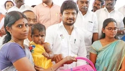 திருவாரூர் மாவட்ட ஆட்சியர் அலுவலகத்தில் நேற்று நடை பெற்ற விழாவில் பயனாளி ஒருவருக்கு நலத்திட்ட உதவி வழங்கிய அமைச்சர் உதயநிதி ஸ்டா லின்.
