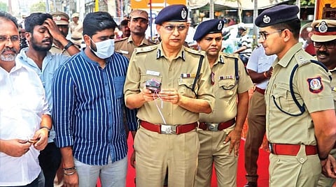 போக்குவரத்து செயல் திட்டங்களை நவீனப்படுத்துவதன் ஒரு பகுதியாக சென்னையில் ரூ.4.22  கோடி செலவில் 4 நவீன தொழில்நுட்ப வசதிகளின் இயக்கத்தை சென்னை காவல் ஆணையர் சங்கர் ஜிவால் நேற்று தொடங்கி வைத்தார். சென்னை அண்ணா சாலை ஸ்பென்சர் சிக்னல் அருகே நடைபெற்ற நிகழ்ச்சியில் போக்குவரத்து காவல் கூடுதல் ஆணையர் கபில் குமார் சி.சரத்கர், இணை ஆணையர் மயில்வாகனன், உதவி ஆணையர் பாஸ்கரன் உள்ளிட்ட பலர் கலந்து கொண்டனர். படங்கள்: ம.பிரபு