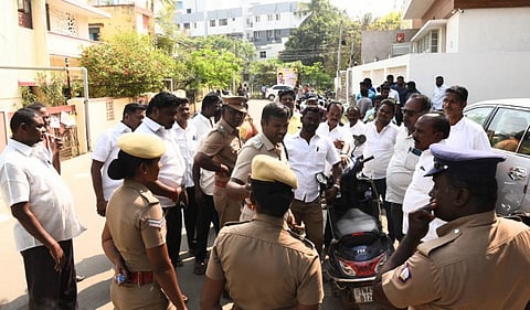 நீதிமன்ற காவல் நிலையத்துக்குள் புகுந்து அமைச்சர் நேரு ஆதரவாளர்கள் வன்முறை - பெண் காவலர் காயம்; 5 திமுக நிர்வாகிகள் கைது