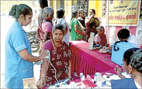 சென்னை அண்ணா நகரில் நடந்த மருத்துவ முகாமில் பங்கேற்றவர்களுக்கு பரிசோதனைகள் மேற்கொள்ளப்பட்டு, மருந்து, மாத்திரைகள் வழங்கப்பட்டன.