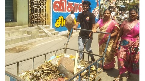 ஸ்ரீவில்லிபுத்தூரில் குப்பையை அகற்றி நகராட்சி அலுவலகத்திற்கு கொண்டு வந்த திமுக கவுன்சிலர் கவுசல்யா