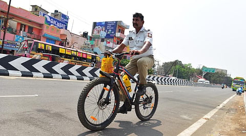 சுற்றுச்சூழல், உடல் நலன், டிராஃபிக் தவிர்ப்பு... -  மதுரையில் சைக்கிளுக்கு மாறிய காவலர் கண்ணதாசன்!
