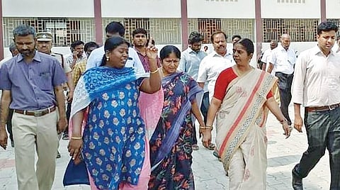 வாலாஜா அறிஞர் அண்ணா கலை மற்றும் அறிவியல் கல்லூரியில் நாளை நடைபெற உள்ள வேலைவாய்ப்பு முகாம் தொடர்பான முன்னேற்பாடு பணிகள் குறித்து நேற்று ஆய்வு செய்த மாவட்ட ஆட்சியர் வளர்மதி. அருகில், ஊரக வளர்ச்சி திட்ட இயக்குநர் லோகநாயகி,  வருவாய் கோட்டாட்சியர் வினோத்குமார் உள்ளிட்டோர்.