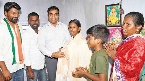 சாத்தான்குளத்தில் ஒரே நாளில் மின்சார வசதி செய்து கொடுக்கப்பட்ட மாணவி பேச்சித்தாயின் வீட்டுக்கு மாவட்ட ஆட்சியர் கி.செந்தில் ராஜ்,ஸ்ரீ வைகுண்டம் எம்எல்ஏ ஊர்வசி எஸ். அமிர்த ராஜ் ஆகியோர் நேரில் சென்று வாழ்த்து தெரிவித்தனர்.