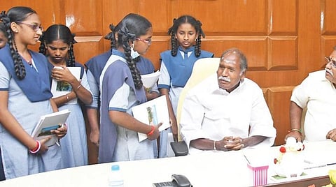 சட்டப்பேரவை நிகழ்வுகளை பார்வையிட வந்த அரசுப் பள்ளி மாணவிகள் முதல்வர் ரங்கசாமியிடம் தங்கள் கோரிக்கைகளை முன்வைக்கின்றனர்.