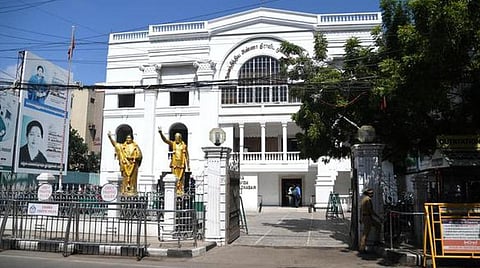 அதிமுக அலுவலகத்தில் இருந்து எடுக்கப்பட்ட ஆவணங்களை ஒப்படைக்க கோரி இபிஎஸ் தரப்பில் வழக்கு