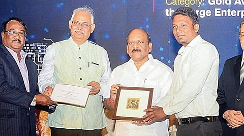 இந்திய பொறியியல் ஏற்றுமதி மேம்பாட்டு கவுன்சில் நடத்தும் 10-வது இந்திய சர்வதேச பொறியியல் கொள்முதல் கண்காட்சியை குறு, சிறு மற்றும் நடுத்தரத் தொழில் நிறுவனங்கள் துறை அமைச்சர் தா.மோ. அன்பரசன் சென்னை வர்த்தக மையத்தில் நேற்று தொடங்கி வைத்து 10 சிறு, குறு, நடுத்தர நிறுவனங்களுக்கு விருதுகளை வழங்கினார். படம்: பு.க.பிரவீன்