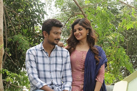 கண்ணை நம்பாதே Review: விறுவிறுப்பை விஞ்சும் தடுமாற்றம்