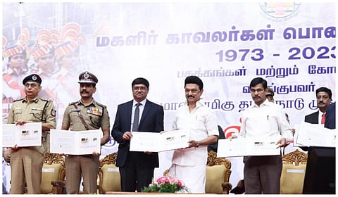 சென்னையில் நடந்த மகளிர் காவலர்கள் பொன் விழா ஆண்டு நிகழ்ச்சியில், சிறப்பு தபால் உறையை வெளியிட்ட முதல்வர் ஸ்டாலின்