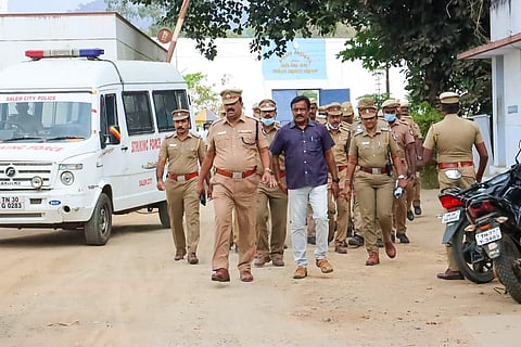 சேலம் மத்திய சிறைச்சாலையில் சோதனையை முடித்து விட்டு வெளியே வந்த மாநகர காவல் துணை ஆணையர் மாடசாமி தலைமையிலான போலீஸார்.