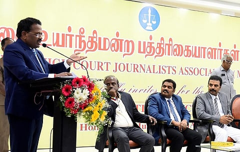 சென்னை உயர் நீதிமன்ற பத்திரிகையாளர்கள் சங்க தொடக்க விழாவில் பேசும் உயர் நீதிமன்ற பொறுப்பு தலைமை நீதிபதி டி.ராஜா