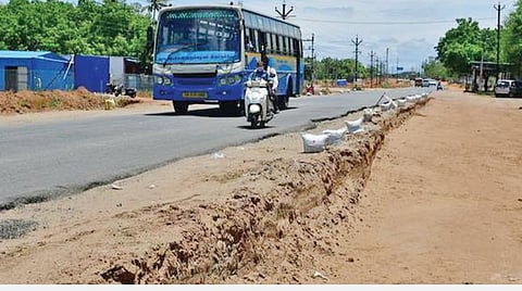திருநெல்வேலி- தென்காசி இடையே நான்கு வழிச்சாலை பணி
நடைபெறுகிறது. (கோப்பு படம்)