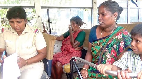 நெல்லை ஆட்சியர் அலுவலகத்தில் தாய், மகள் தீக்குளிக்க முயற்சி