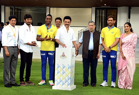 சென்னை சேப்பாக்கத்தில் அமைந்துள்ள எம்.ஏ.சிதம்பரம் கிரிக்கெட் மைதானத்தில் புதிதாக பெவிலியன்  கட்டப்பட்டுள்ளது. இதில் உள்ள கேலரிக்கு மறைந்த தமிழக முன்னாள் முதல்வர் கருணாநிதியின் பெயர் சூட்டப்பட்டுள் ளது. இந்த கேலரியை நேற்று முதல்வர் மு.க.ஸ்டாலின் திறந்துவைத்தார். உடன் விளையாட்டுத் துறை அமைச்சர் உதயநிதி ஸ்டாலின், பிசிசிஐ முன்னாள் தலைவர் என்.சீனிவாசன், மைதான உள்கட்டமைப்பு கமிட்டியின் தலைவர் ரூபா குருநாத், சென்னை சூப்பர் கிங்ஸ் அணியின் கேப்டன் எம்எஸ் தோனி, தமிழக கிரிக்கெட் சங்க தலைவர் அசோக் சிகாமணி,  சிஎஸ்கே  பந்துவீச்சு பயிற்சியாளர் டுவைன்  பிராவோ உள்ளனர். படம்:ம.பிரபு