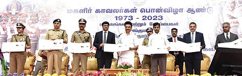 சென்னை நேரு உள்விளையாட்டு அரங்கில் நேற்று நடந்த நிகழ்ச்சியில், ‘மகளிர் காவலர்கள் பொன்விழா ஆண்டு’ சிறப்பு தபால் உறையை முதல்வர் மு.க.ஸ்டாலின் வெளியிட்டார். உடன் தலைமைச் செயலர் இறையன்பு, உள்துறை செயலர் பணீந்திர ரெட்டி, டிஜிபி சைலேந்திர பாபு மற்றும் காவல் துறை உயர் அலுவலர்கள்.