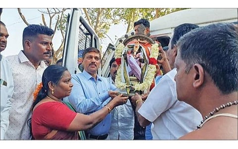 வீராணநல்லூரில் திருடப்பட்ட  விநாயகர் சிலையை 17 ஆண்டுகளுக்குப் பிறகு கிராம மக்களிடம் சிலை கடத்தல் தடுப்பு பிரிவு போலீஸார் ஒப்படைத்தனர்.