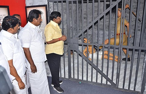 முதல்வர் ஸ்டாலினின் பொதுவாழ்க்கை குறித்த புகைப்பட கண்காட்சியை பார்த்த நடிகர் வடிவேலு