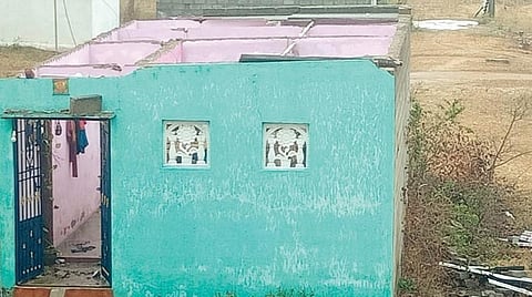 குடியாத்தம் சாமியார் மலை பகுதியில் சூறைக்காற்று வீசியதால் சிவகாமி என்பவரது வீட்டின் மேற்கூரைகள் தூக்கி வீசப்பட்டுள்ளன.