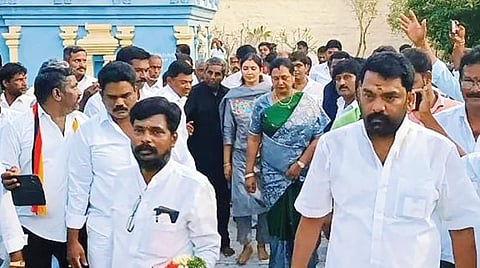 காவேரிப்பாக்கம் திருப்பாற்கடல் கிராமத்தில் உள்ள பிரசன்ன  வெங்கடேச பெருமாளை தேமுதிக மாநில பொருளாளர் பிரேமலதா நேற்று முன்தினம் தனது பிறந்த நாளை முன்னிட்டு தரிசனம் செய்தார்.