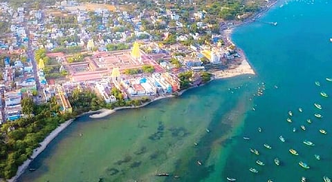 ராமேசுவரம் | அக்னி தீர்த்தக் கடலில் ஆறாக பாயும் கழிவுநீர்: நோய் தொற்று அபாயத்தில் பக்தர்கள்