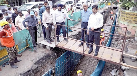 நங்கநல்லூர் பகுதியில் ரூ.7.87 கோடி மதிப்பீட்டில் நடைபெற்று வரும் புதிய மழைநீர் வடிகால் அமைக்கும் பணிகளை தலைமைச் செயலர் இறையன்பு நேற்று பார்வையிட்டு ஆய்வு செய்தார். உடன், நகராட்சி நிர்வாக துறை செயலர் சிவ் தாஸ் மீனா, மாநகராட்சி ஆணையர் ககன்தீப் சிங் பேடி மற்றும் அரசு உயர் அலுவலர்கள்.