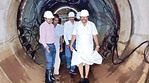 செம்பரம்பாக்கம் குடிநீர் சுத்திகரிப்பு நிலையம் முதல் கோயம்பேடு வரை 21 கி.மீ தூரத்துக்கு குழாய் அமைக்கும் பணியை நேற்று  குழாய்க்குள் இறங்கி அமைச்சர் கே.என்.நேரு பார்வையிட்டு ஆய்வு செய்தார்.