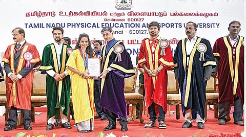சென்னையில் நேற்று நடைபெற்ற தமிழ்நாடு உடற்கல்வியியல் மற்றும் விளையாட்டு பல்கலைக்கழக 13-வது பட்டமளிப்பு விழாவில் மாணவர்களுக்கு பட்டம் வழங்கிய மத்திய விளையாட்டுத் துறை அமைச்சர் அனுராக் சிங் தாக்கூர், ஆளுநர் ஆர்.என்.ரவி. உடன்,  தமிழக விளையாட்டுத் துறை அமைச்சர் உதயநிதி ஸ்டாலின், துறை  செயலர் அதுல்யா மிஸ்ரா உள்ளிட்டோர்.படம்: பு.க.பிரவீன்