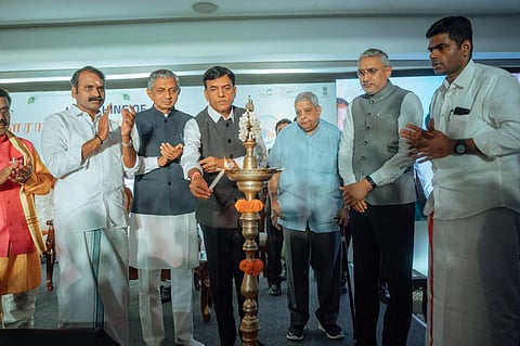 குஜராத் - தமிழகம் உறவை போற்றும் வகையில் ‘சவுராஷ்டிரா தமிழ்ச் சங்கமம்’ தொடக்க விழா சென்னையில் நேற்று நடந்தது. மத்திய சுகாதாரத் துறை அமைச்சர் மாண்டவியா குத்துவிளக்கேற்றி விழாவை தொடங்கி வைத்து, பதிவு செய்வதற்கான இணையதளம், இலச்சினையை வெளியிட்டார். மத்திய இணை அமைச்சர் எல்.முருகன், குஜராத் அமைச்சர்கள் குன்வர்ஜிபாய் பவாலியா, ஜெகதீஸ் விஸ்வகர்மா, தமிழக பாஜக தலைவர் அண்ணாமலை, சவுராஷ்டிரா மத்திய சபா தலைவர் ராஜேந்திரன் உள்ளிட்டோர் பங்கேற்றனர்.