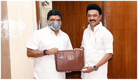 தமிழக முதல்வர் மு.க.ஸ்டாலினுடன் நிதியமைச்சர் பழனிவேல் தியாகராஜன்