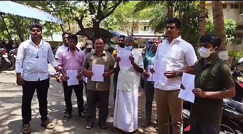 வெள்ளியை உருக்கி தருவதாக கூறி ஒன்றரை கோடி மதிப்பில் வெள்ளிப் பொருட்களை ஏமாற்றி மோசடி செய்த வடமாநிலத்தை சேர்ந்த 4 பேர்  மீது நடவடிக்கை எடுக்க கோரி காவல் ஆணையாளர் அலுவலகத்தில் புகார் அளிக்க வந்த வெள்ளி வியாபாரிகள்.