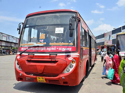 பணியாளர்கள் பற்றாக்குறையால் மதுரை எம்ஜிஆர் பேருந்து நிலையத்திலிருந்து ஆரப்பாளைத்திற்கு இயக்கப்படும் நடத்துனர் இல்லா பேருந்து. படம்: நா.தங்கரத்தினம்