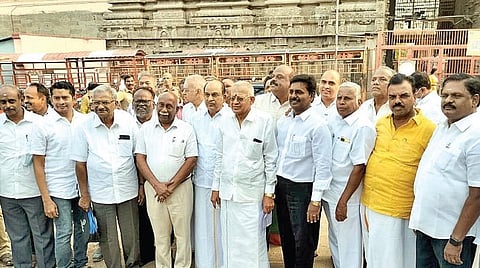 திருவண்ணாமலை அம்மணி அம்மன் மடம் முன்பு நேற்று செய்தி யாளர்கள் சந்திப்புக்கு வந்திருந்த வணிகர்கள்.