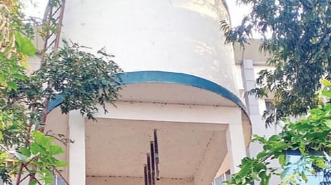 பல ஆண்டுகளாக குடிநீர் இணைப்பு வழங்கப்படாத மேல்நிலை நீர்த்தேக்கத் தொட்டி.படம்: கே.சுரேஷ்