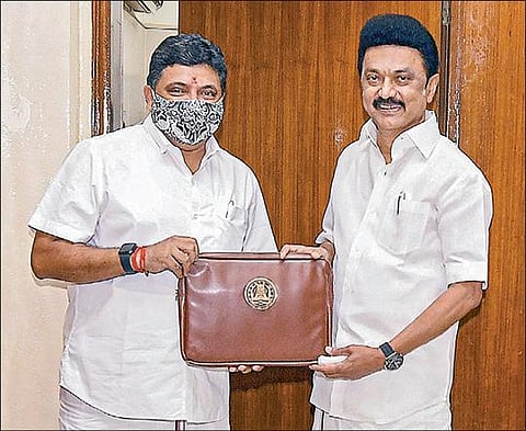 சட்டப்பேரவையில் 2023-24-ம் நிதி ஆண்டுக்கான பட்ஜெட்டை தாக்கல் செய்வதற்கு முன்பு, தலைமைச் செயலகத்தில் முதல்வர் மு.க.ஸ்டாலினிடம் வாழ்த்து பெற்ற நிதி அமைச்சர் பழனிவேல் தியாகராஜன்.
