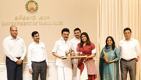 ஆஸ்கர் வென்ற இயக்குநர் கார்த்திகிக்கு ரூ.1 கோடி வழங்கி கவுரவித்த தமிழக அரசு!