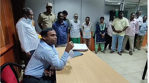 புதுச்சேரி | நகராட்சி அலுவலகத்துக்கு சரியான நேரத்துக்கு வராத 24 ஊழியர்களுக்கு விடுப்பு அளித்து ஆட்சியர் நடவடிக்கை