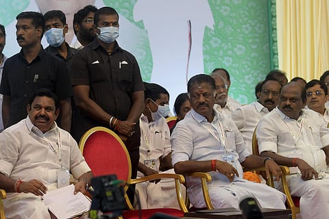 பொதுக் குழுவில் ஓபிஎஸ் மற்றும் இபிஎஸ் | கோப்புப் படம்