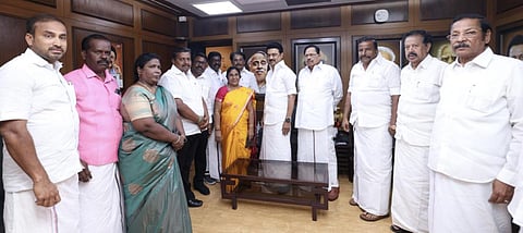 திமுகவில் இணைந்த அதிமுக நகர்மன்ற தலைவர்