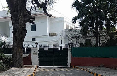 டெல்லியில் இங்கிலாந்து தூதரகம் முன் போடப்பட்டிருந்த பேரிகார்டுகள் அகற்றம் | பதிலுக்குப் பதிலா?