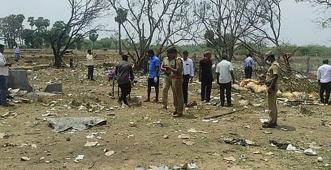 காஞ்சிபுரம் மாவட்டம் குருவிமலை அருகே பட்டாசு ஆலை விபத்து நடந்த நிகழ்விடம்