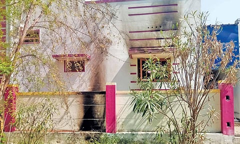 நாமக்கல் | தொழிலாளர் குடிசைகளுக்கு தீ வைப்பு: முன்னாள் ஊராட்சி தலைவர் வீடு மீது பெட்ரோல் குண்டு வீச்சு