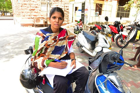 மதுரை மாவட்ட ஆட்சியர் அலுவலகத்தில் மனு அளிக்க வந்த மதுரை சட்டக்கல்லூரி மாணவி மாற்றுத்திறனாளி அ.சங்கீதா. படம்: எஸ்.கிருஷ்ணமூர்த்தி.