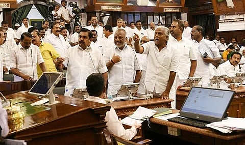 ஆன்லைன் சூதாட்ட தடை சட்ட மசோதா விவகாரம் | அதிமுக சார்பில் யார் பேசுவது? - இபிஎஸ் - ஓபிஎஸ் தரப்பு எம்எல்ஏக்கள் இடையே மோதல்